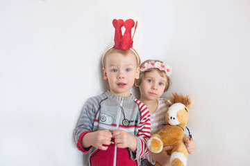 Chłopiec i dziewczynka z zabawką - obrazy, fototapety, plakaty
