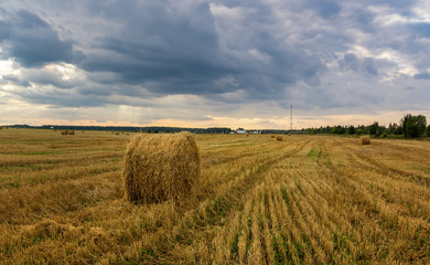 осенний пейзаж в поле с сеном вечером, Россия, Урал, сентябрь