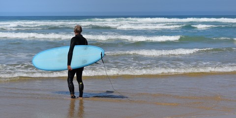 surfer sur la plage de Lacanau