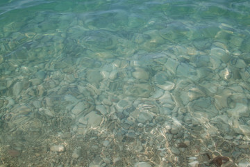 Obraz premium close-up view of the Mediterranean sea with large pebbles on the bottom