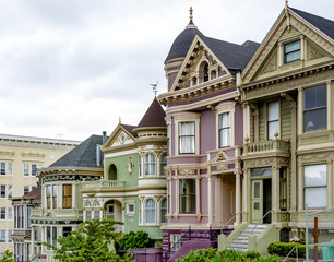 Fototapeta na wymiar traditional victorian houses in San Francisco