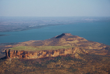 Veduta aerea della costa in un ambiente selvaggio ai confini del mondo - Mount Trafalgar e Mount...