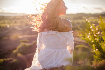 rousse assise contre jour