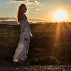 femme coucher soleil