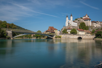 Fototapeta na wymiar Stadt mit Kirche am Fluss und Brücke