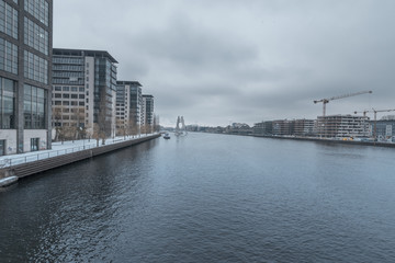 Fototapeta premium Berlin mit Blick auf Fernsehturm und Molecule men