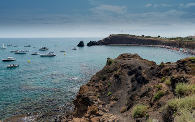 Playa de la Grande Conque ( de  la Concha) Cala de roca volcánica  del Cap d'Agde, Herault, Languedoc-Rosellon, Francia