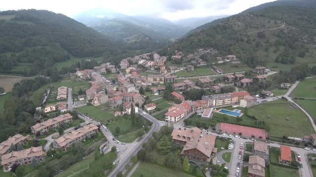 Llanars desde Drone. Pueblo de Camprodon en Ripollet en Gerona, Cataluña - España
