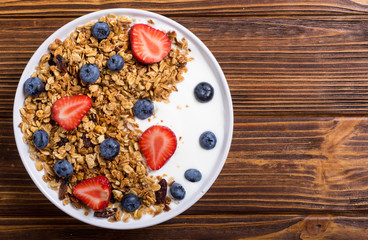Chia yogurt with granola