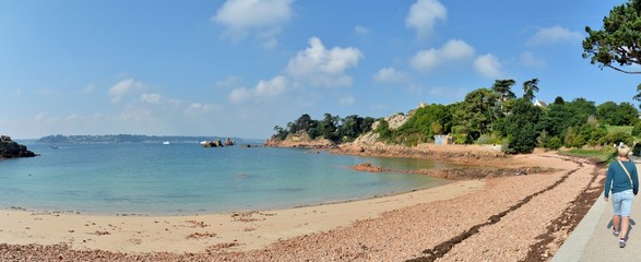 Fototapeta na wymiar La plage de Guerzido sur l'île de Bréhat en Bretagne. France