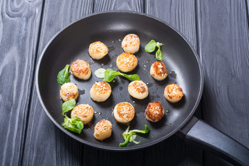 Fried scallops with lemon and salad