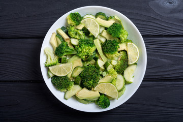 Obraz premium Green salad with avocado