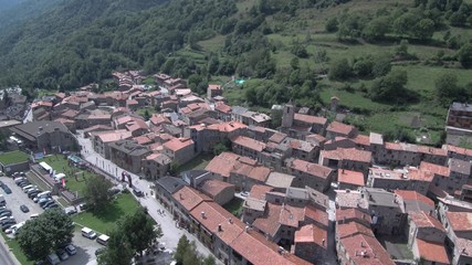 Fototapeta na wymiar Setcases desde el aire. Pueblo de Gerona en Cataluña, España. Fotografia con Drone