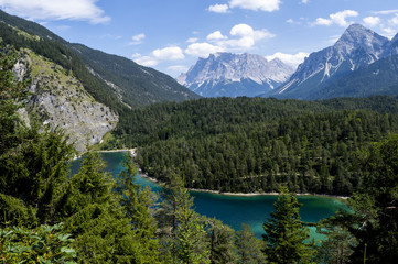 Obraz na płótnie Canvas Hintersee mit Zugspitze im Hintergrund