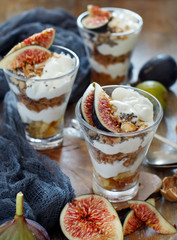 Greek yogurt with figs and granola
