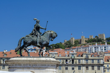 Estatua del rey Joao I en la Plaza Figueiroa y el Castillo San Jorge en Lisboa, Portugal