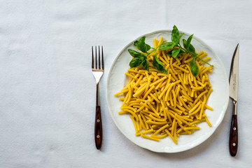 Makkaroni mit Basilikum und Messer