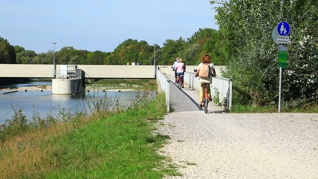 Radfahrer am Hochabla&szlig;  in Augsburg