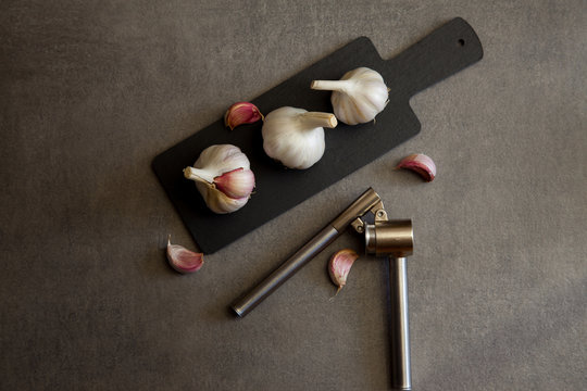 Mesa de la cocina con unos cuantos ajos