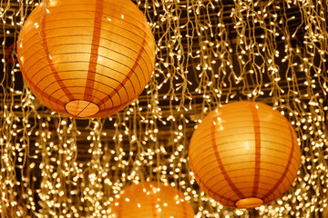 Obraz premium Wonderful view of beautiful paper lanterns among white lights