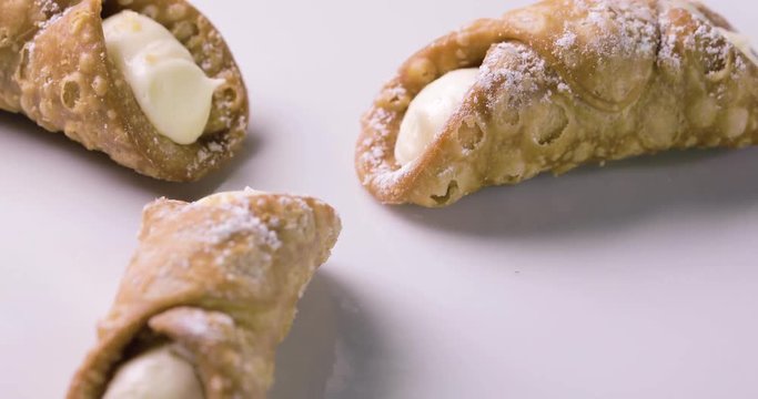Cannoli alla ricotta siciliani