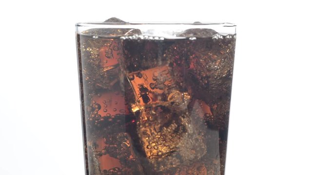 Refresco de cola en un vaso con hielos