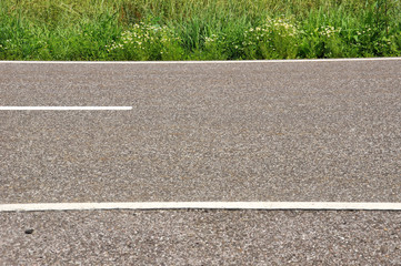 Obraz premium graue Strasse aus Asphalt mit weissen Streifen 