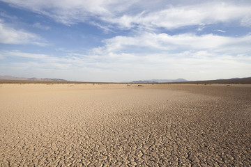 Droog meer tussen Baker en Death Valley in de Californische Mojave-woestijn.