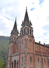 Fototapeta na wymiar Basílica de Santa María la Real de Covadonga en Asturias España