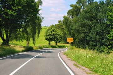 Strasse mit Ortsschild Gonzerath an der B 269 im Hunsrück
