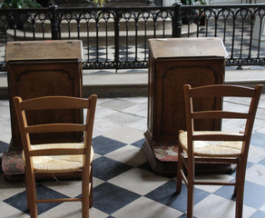 Fototapeta na wymiar pupitres et chaises pour priére