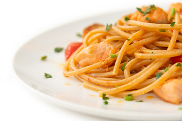Spaghetti con salsa di salmone e pomodoro