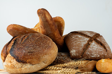 Tahıl ekmeği beyaz arka plan üstünde