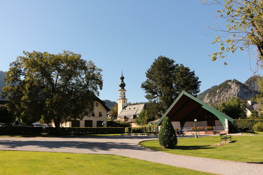 Kleiner Park am Ufer des Wolfgangsees in St. Gilgen