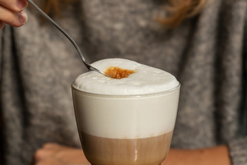 Ein Löffel Milchschaum