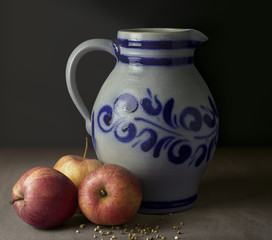 Retro Krug mit Äpfel und Buchweizen © Robert