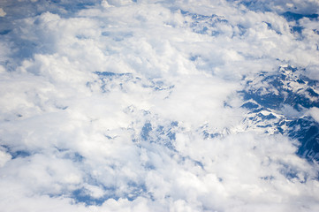 Le Alpi viste dal finestrino di un aereo
