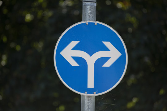 Verkehrsschild vorgeschriebene Fahrtrichtung