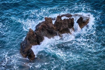 ROCAS Y MAR AZUL