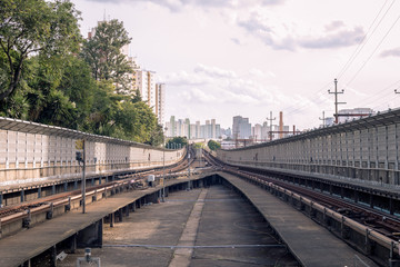 Fototapeta na wymiar São Paulo subway rails. This image shows the rotine of the brazilians that lives in São Paulo