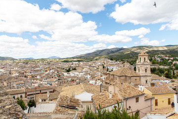 Obraz premium Typowe hiszpańskie prowincjonalne miasteczko z góry: dachy wyłożone kafelkami, wąskie uliczki, kościół.