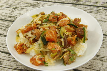 Chirashi au saumon dans une assiette
