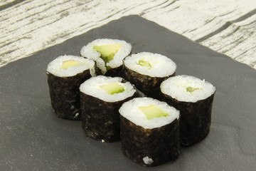 Maki avocat fromage sur une ardoise