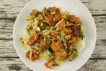 Chirashi au saumon dans une assiette