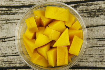 Morceaux de mangue dans une barquette