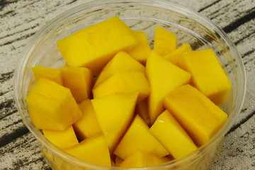 Morceaux de mangue dans une barquette