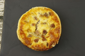 Quiche lorraine sur une ardoise