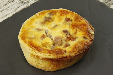 Quiche lorraine sur une ardoise