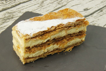 Mille-feuille sur une ardoise