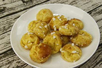 Chouquettes dans une assiette